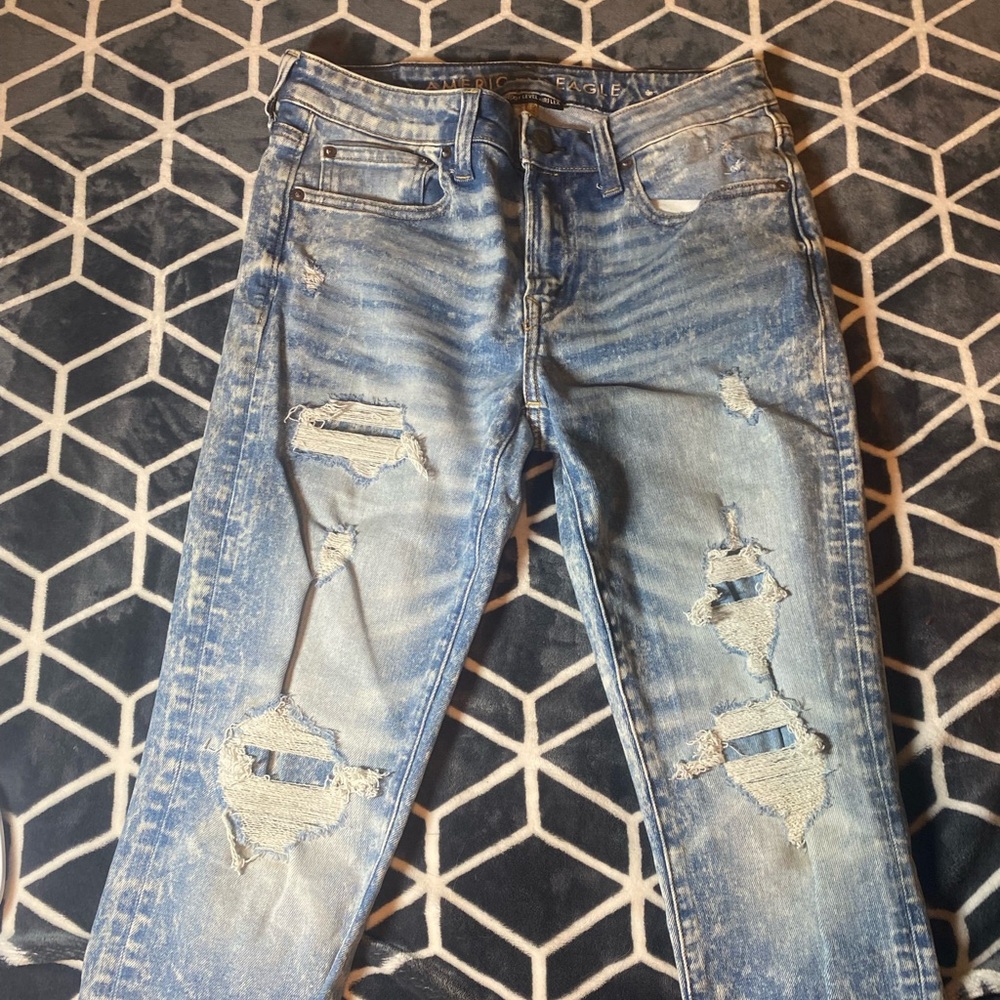 AMERICAN EAGLE RIPPED JEANS